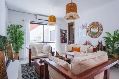 Image de Stylish coastal retreat offers the perfect blend of tranquility and charm.