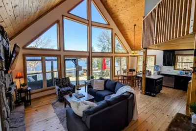 Image de Classic Muskoka Getaway - Hot Tub, Private Beach, Firepit & View!