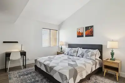 Image de Cozy Condo w Pool, Hot Tub, Gym, & WiFi, 5min to Old Town