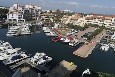 Image de Appartement climatisé en bord de mer avec vue sur la Marina et la montagne