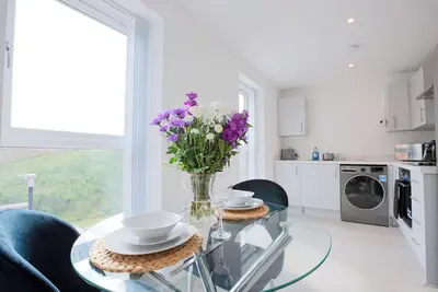 Image de Modern 2-bedroom Apartment with Balcony