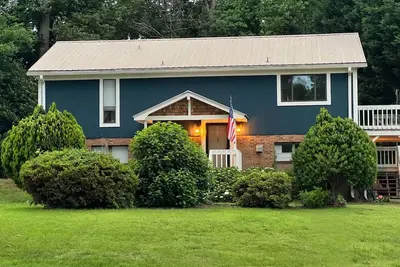Image de Charming 3-bedroom house with lake views and great outdoor deck