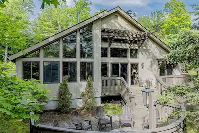Spacious 7-bedroom chalet 5 min from Mount Snow!