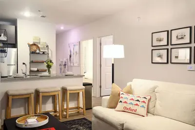 Image de Perfect Walk to Everything Location. Beautiful apt with gym, parking, etc