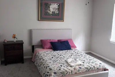 Image de Cozy 2 bedroom home in the heart of Riverdale. Pet-friendly & close to the city