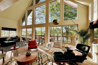 Image de Mid-Century Modern Lake House – Gorgeous Fall Views, Fire pit, Sauna, 4br