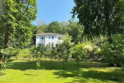 Image de Cozy, quiet guest room with bathroom in a dream villa on the edge of the forest
