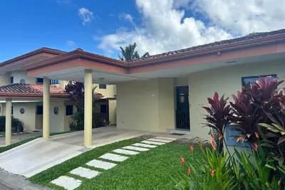 Image de Cozy updated 2-bedroom house in a quiet neighborhood 10 mins from the beach!