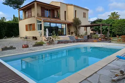 Image de Maison en toute tranquilité à Bandol et à proximité de la mer, du centre ville.