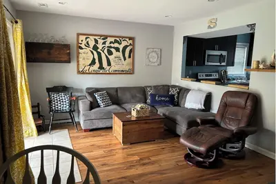 Image de Walk to Everything! Downtown, Uva, The Corner & Hospital are just steps away!