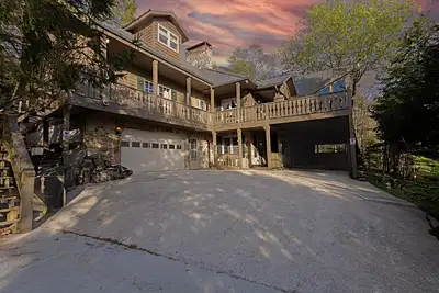 Image de Alpine Ridge Chalet: Spacious Ski Retreat with 2 Kitchens & Hot Tub