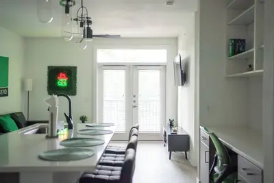 Image de Casita Verde - Lux Getaway 10 mins from Q2 - Pool