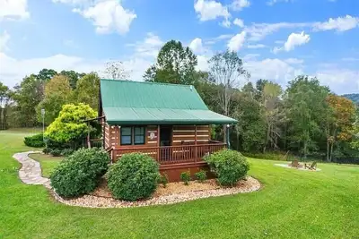 Image de Bilbo Baggins New River Cabin. A charming escape inspired by the Shire.