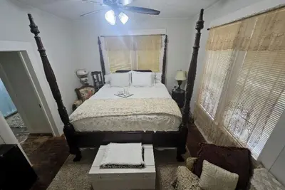 Image de Charming 4-brd. home in Coldspring, 1 block from Courthouse square. Sleeps 10.