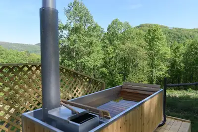 Image de Oakhaven: Mountain Escape with Wood Burning Hot Tub!