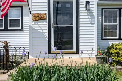 Charming 2-bedroom house in Vermilion. Close to downtown and beach.
