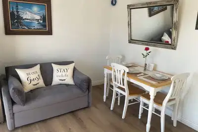 Image de Nena's Home Adventure! \nEntire guest suite in Whittier. California