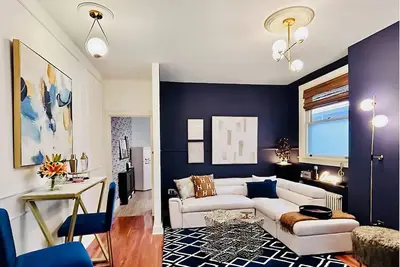 Image de 5br Hollywood-Glam-Themed Historic Home + Sauna, Sleeps 12