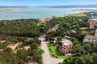 Image de Rolling Hills Lake Travis Views 6 bedrooms 6 balconies Water Access