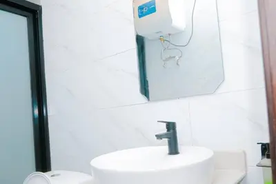 Image de Comfy hotel suites in vibrant Kinshasa with WiFi, Ac