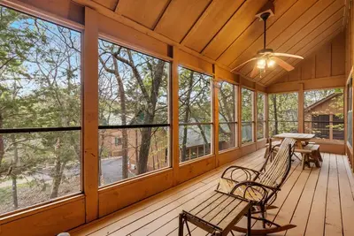 Image de Pet-Friendly 2br Cabin with King Beds, Pools & Screened Deck Near Branson