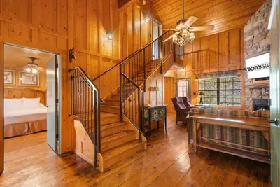 Image de Dog-Friendly 2br Branson Cabin w/ Pools, Screened Deck & King Beds