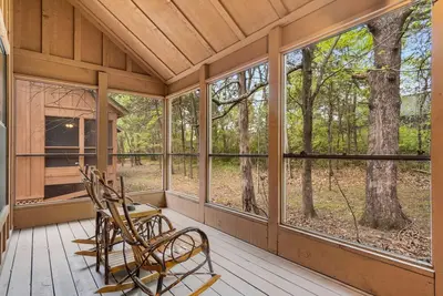 Image de Pet-Friendly 2br Cabin with Jetted Tub, Pools & Screened Deck Near Branson
