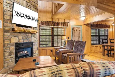Image de Pet-Friendly 3br Cabin with Pools, Deck & Trails – Near Branson Attractions