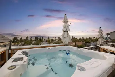 Image de Fantastic 4 Br Beach House Location and Amenities with Hot Tub and Panoramic Ocean Views!