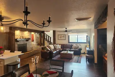 Image de Tranquil Trails- Spacious, Rooftop Deck, Pet Friendly, 2 Car Garage, 75 Inch Tv