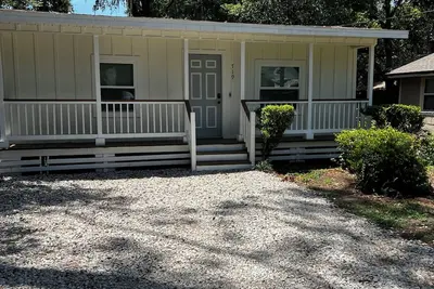 Image de Cozy Gator Getaway Near Uf - 2Bed/1Bath for 6 guests - Wifi, Ac/Heat, Parking