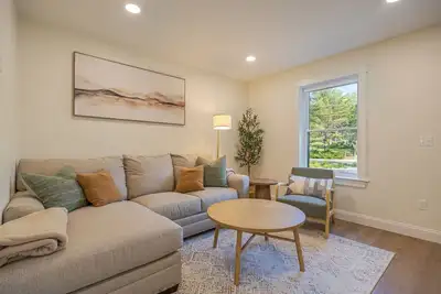 Image de Charming 2-bedroom apartment nestled in a quiet neighborhood with nearby stream.