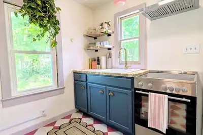 Image de Charming Cottage with a View. Low Cleaning Fee. \nClose to Fort Leonard Wood.