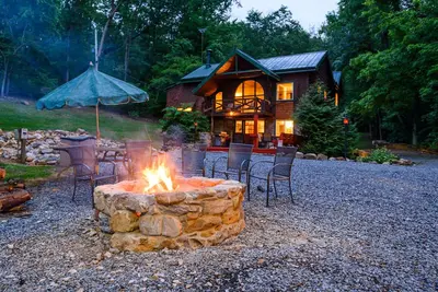 Image de Enjoy a nature retreat in this secluded  4 bedroom lodge in Shenandoah, Virginia.