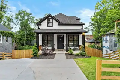 Image de Modern Home Downtown - Cozy Porch and Hot Tub