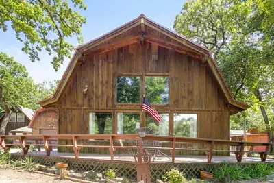 Image de Barrel Cabin at Sandy Bass Bay!