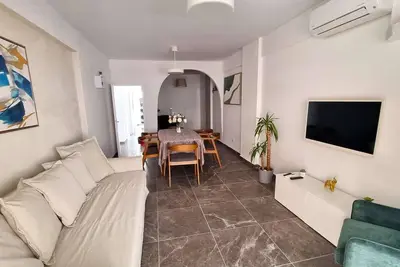 Image de Center 2br | 250m walk from beach | parking :)