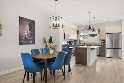 Image de Modern Duplex Retreat | 2br + Office |  Parking