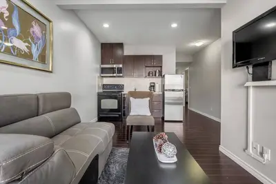 Image de Walkout Suite in Nolan Hill 1br Shopping & Ac