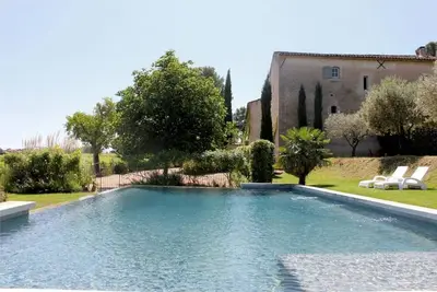 Image de Gîte Tilleul - au sein du mas provençal du Domaine Faverot