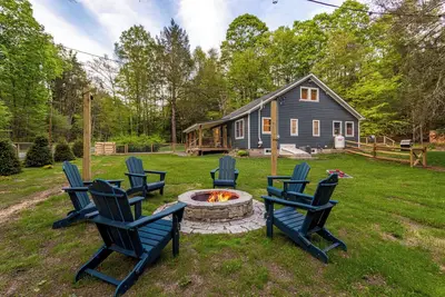 Image de Hare & Hollow with Hot Tub & Fenced Yard