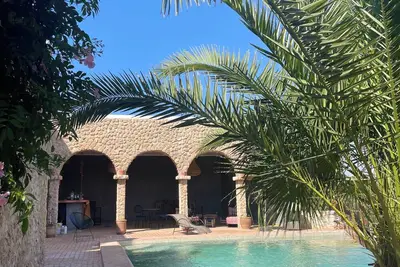 Image de Villa M'Birika - avec Grande Piscine au milieu des Oliverais et des Eucalyptus.