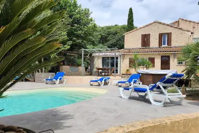 Image de Villa de standing avec piscine à débordement & spa à 5 min du centre ville Nîmes