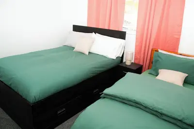 Image de Eee Homes Wolverhampton: A pleasant 3-bedroom house with WiFi.