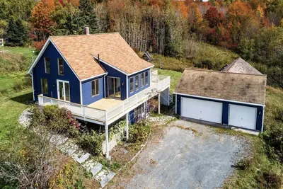 Image de Contemporary 3 bed 2 bath home surrounded by nature, close to everything.