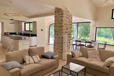 Image de Grand mas rénové au cœur des vignes : idéal grands familles (double piscine)