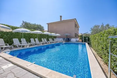 Baksa App / Three-Bedroom A1 with shared pool