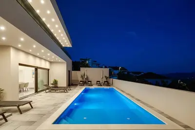 Image de Luxury 5-Bedroom Villa with Private Pool, Entertainment Zone, and Prime Location Near Blue and Red Lakes