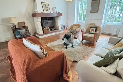 Image de Maison bourgeoise avec grand parc arborés.