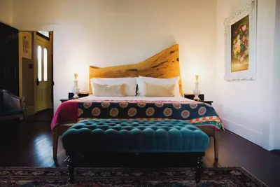 Image de Luxury Modern 1880's Farmhouse with Pool in Lockhart, the Bbq Capital of Texas